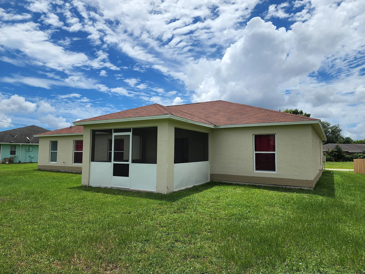 3 bed, 2.0 bath, 2040 sqft, $2,400 — Photo 2