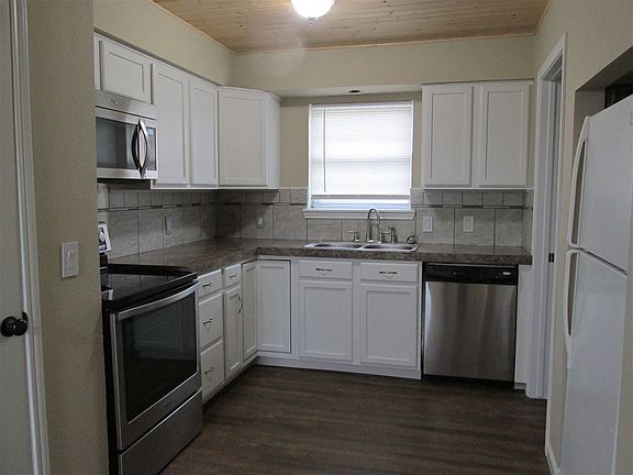 4th image of 395 Wisteria St