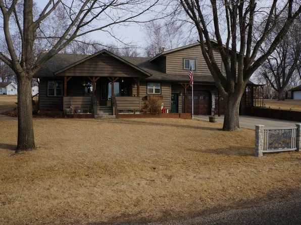 302 S 1st St, Doon, IA 51235