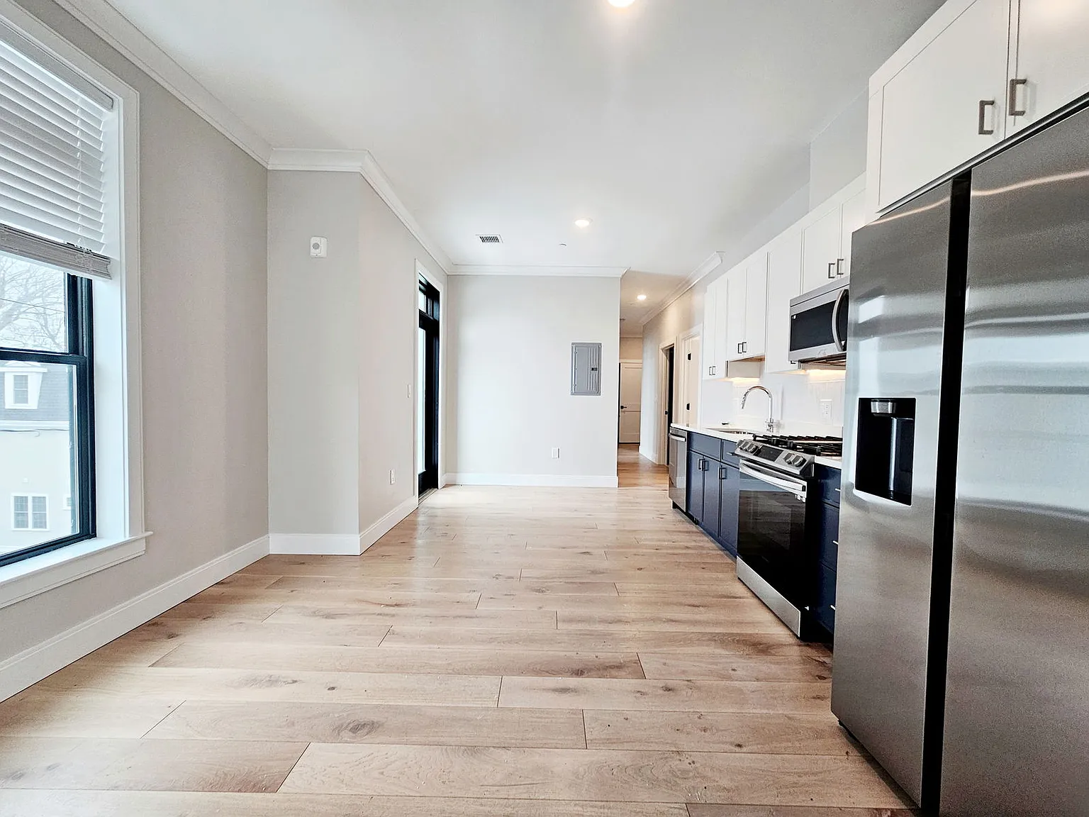 4 bed, 3.5 bath, 1400 sqft, $5,750 — Photo 2