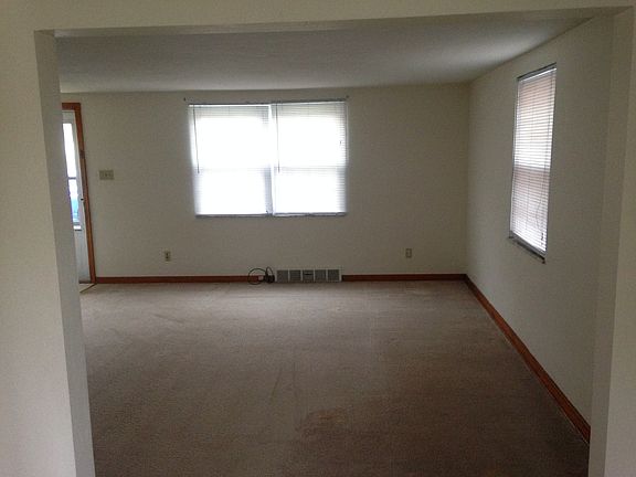 4th image of 7574 Elaine Dr
