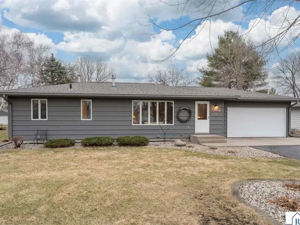 1536 James Dr, North Mankato, MN 56003