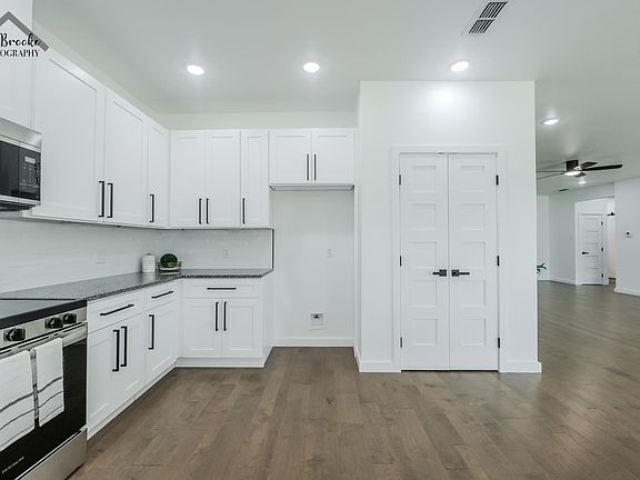 5th image of 209 E Ikard St