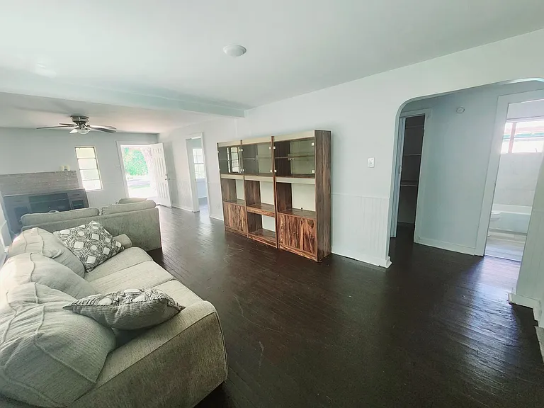 109 E Cross St — Photo 4