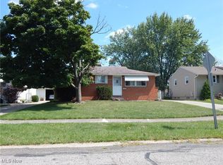 6405 Stonecrest Dr, Brookpark, OH 44142