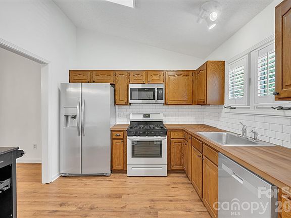 2nd image of 401 Wellington Hills Cir