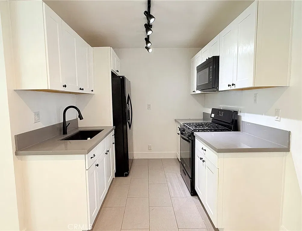 2 bed, 730 sqft, $1,950 — Photo 2