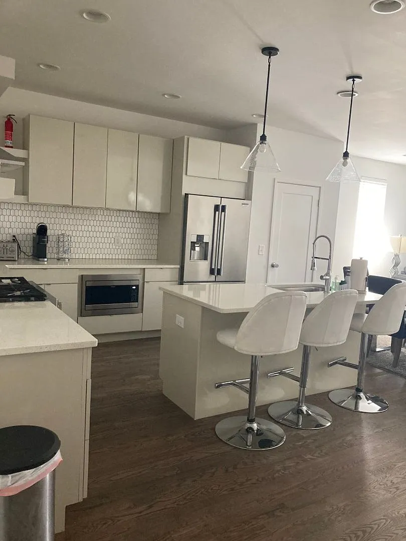 4BR Townhome - Minutes from Oracle Campus. — Photo 2