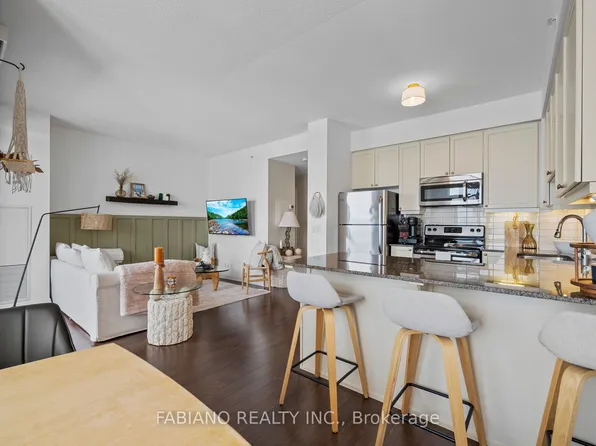 24 Woodstream Blvd #815, Vaughan, ON L4L 8C4