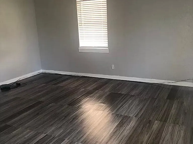 1110 W Houston St — Photo 5