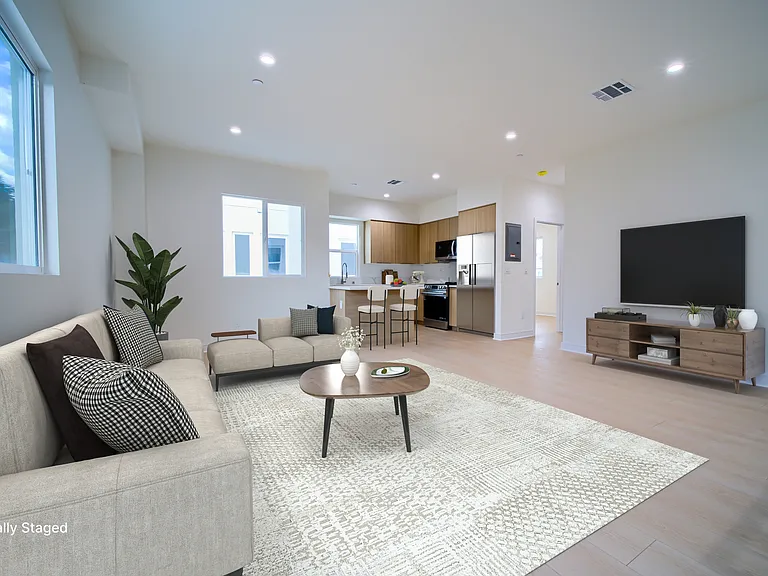 259 1/2 S Avenue 54 — Photo 2