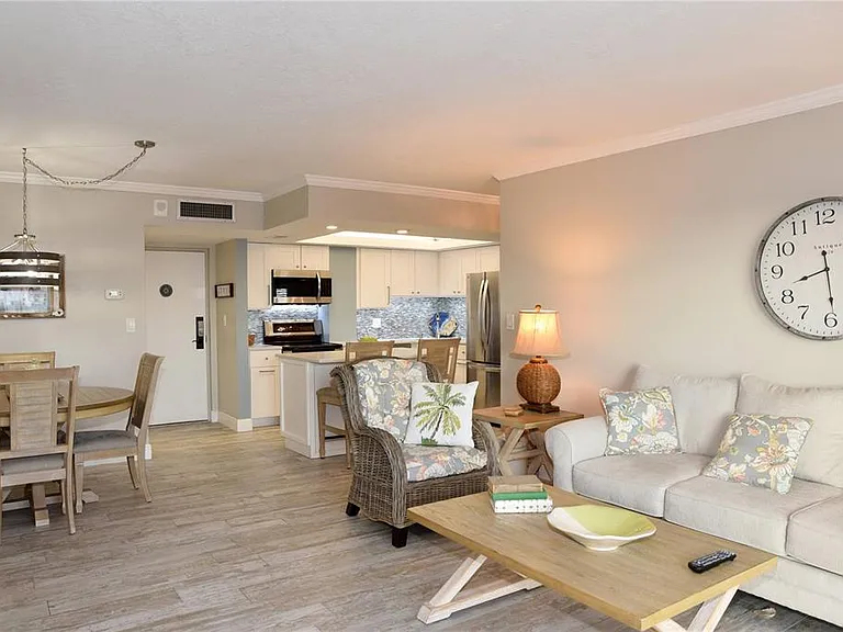 4900 Brittany Dr S #811 — Photo 12