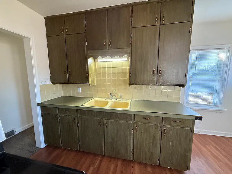 231 W 4th St #2 — Photo 9