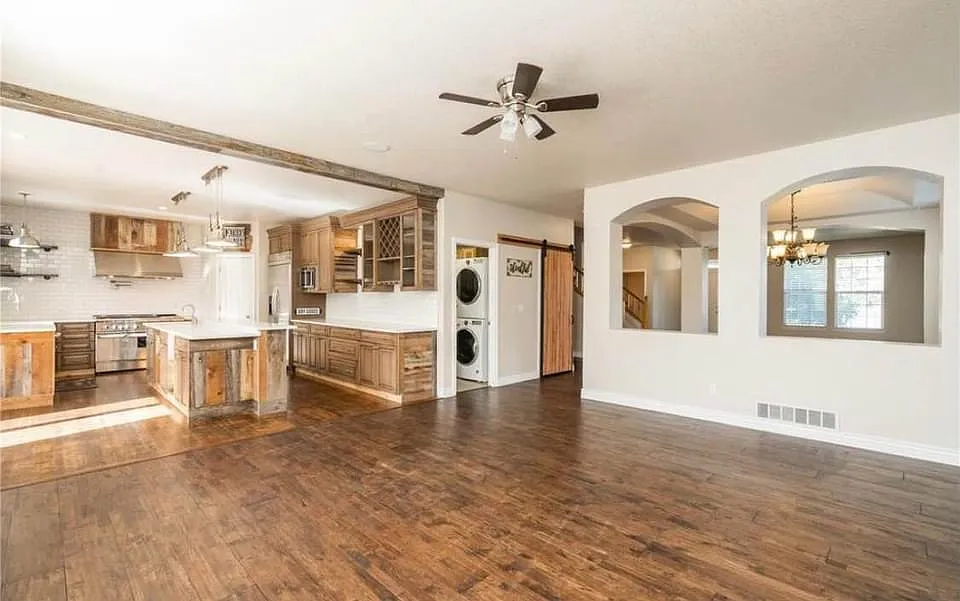 5 bed, 4100 sqft, $3,670 — Photo 2