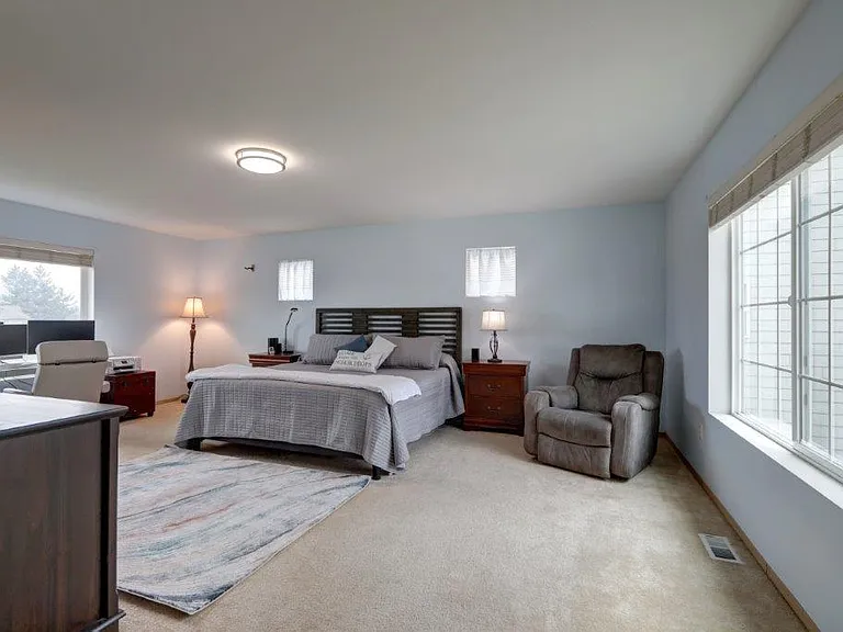 271 Bondgard Ave E — Photo 5