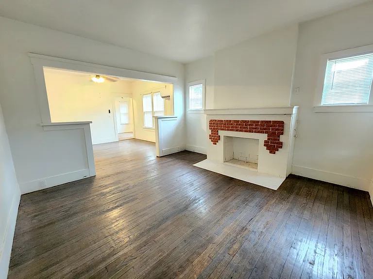 1946 NW 15th Streetmain House — Photo 5
