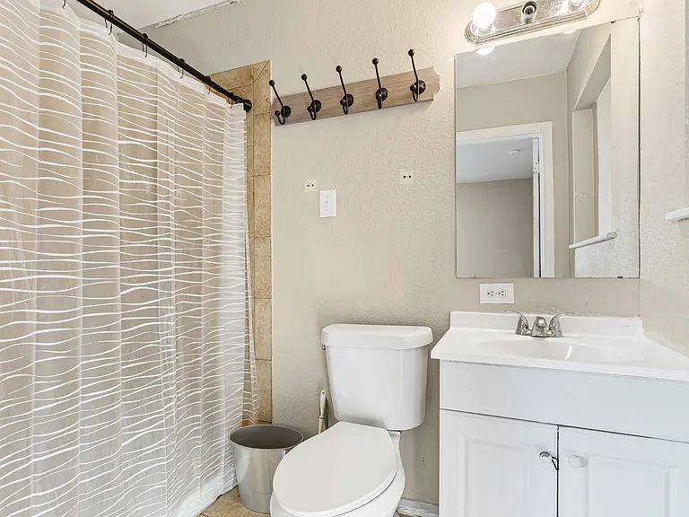 1001 Altamont Dr — Photo 23