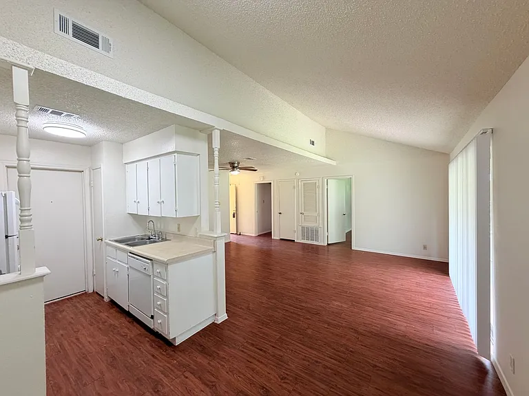 5206 Village Trl — Photo 4