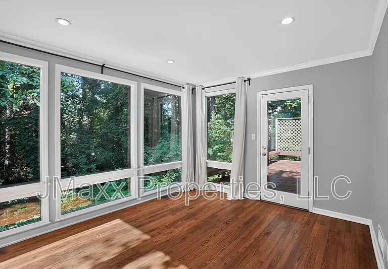 807 Cardova Dr NE — Photo 12