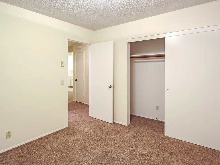 1575 Oak Apartment Homes — Photo 27
