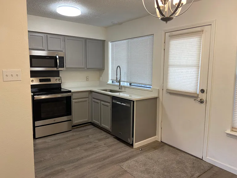 219 Meadow Ct #B — Photo 11