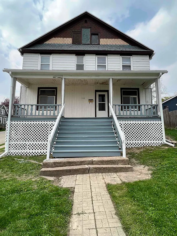5 bed, 2300 sqft, $550 — Photo 1