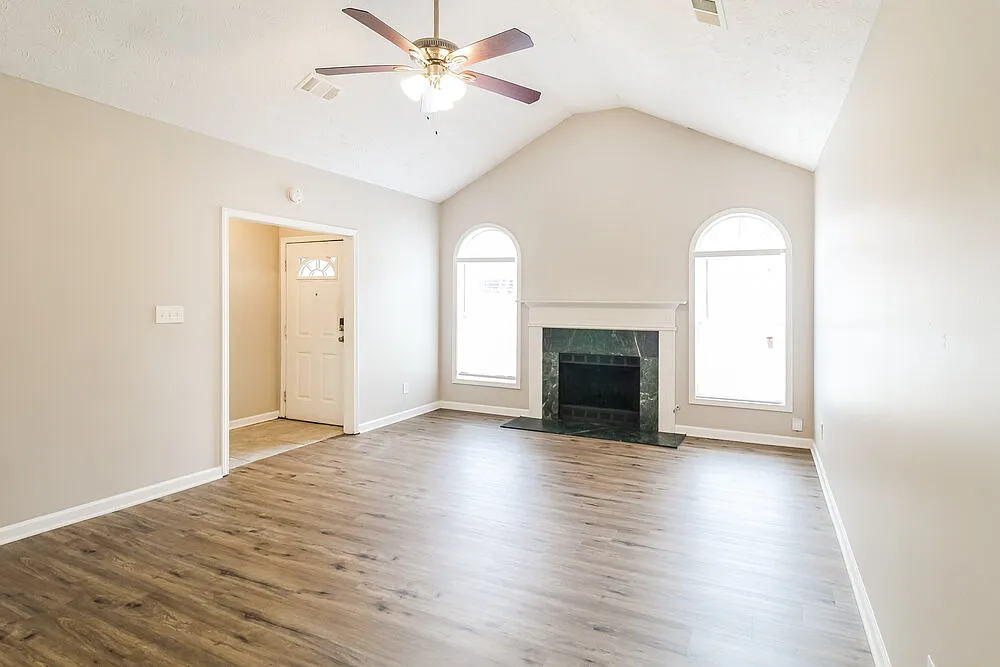 3 bed, 2.0 bath, 1458 sqft, $1,900 — Photo 3