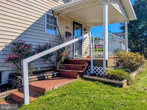 5th image of 901 Donoughe St