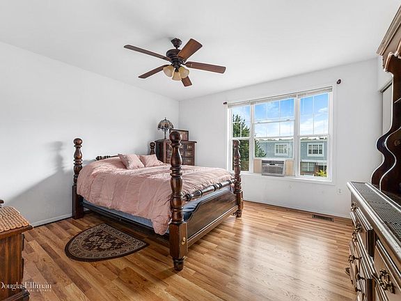 3rd image of 430 Hinsdale St