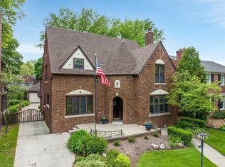 1251 Whittier Rd, Grosse Pointe, MI 48230