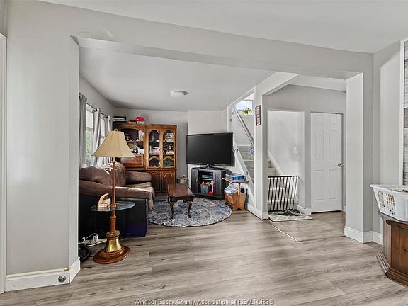 5th image of 549 Clover St