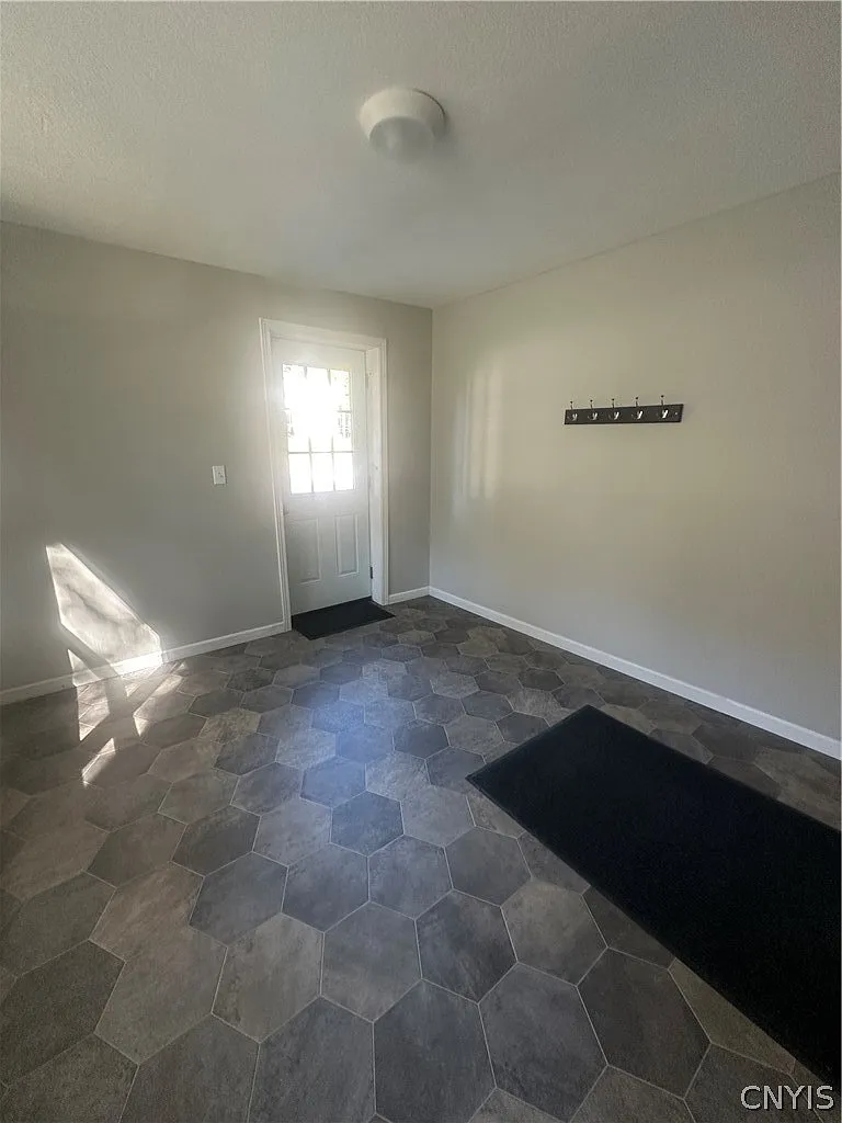3 bed, 1.5 bath, 3179 sqft, $1,800 — Photo 4