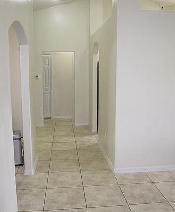 4th image of 814 Atherton Ave