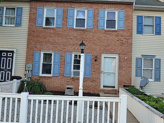 Front of house
Vinyl fence
