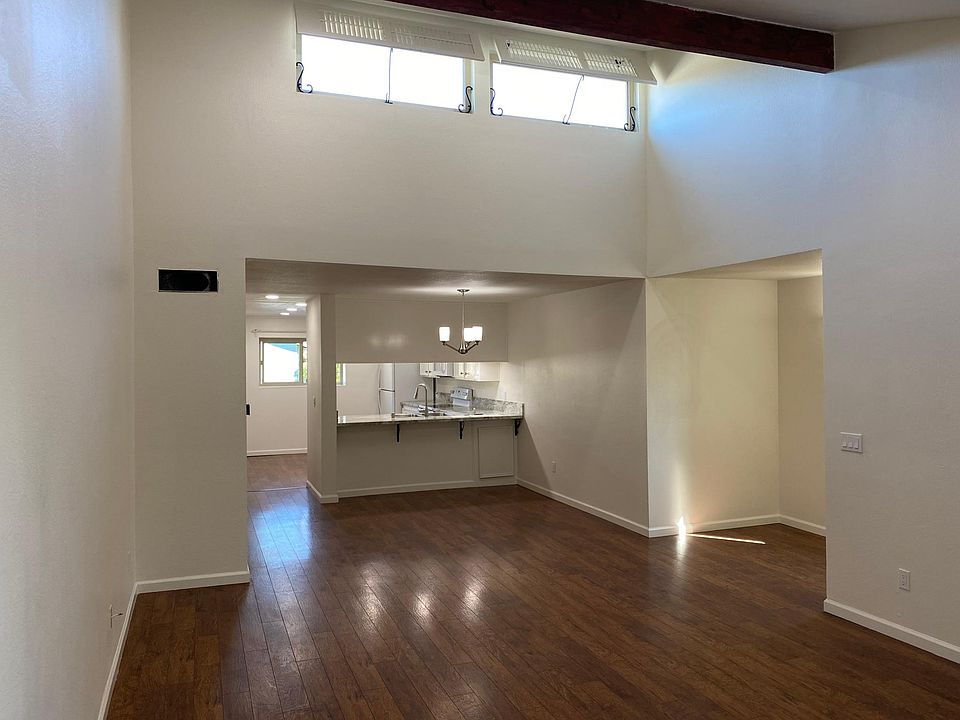 Bright entry and living dining room