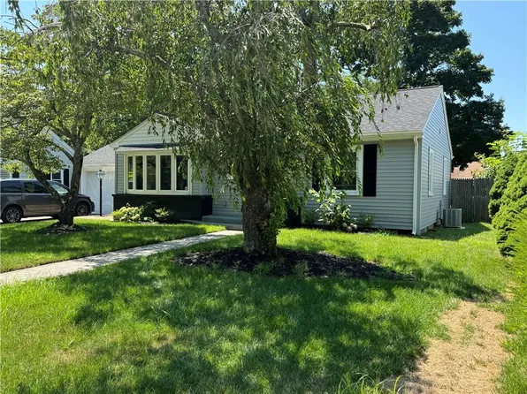 35 Bowen Briggs Ave, Warwick, RI 02886