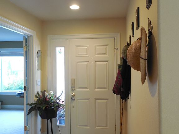 Foyer to Office.Bedroom Left