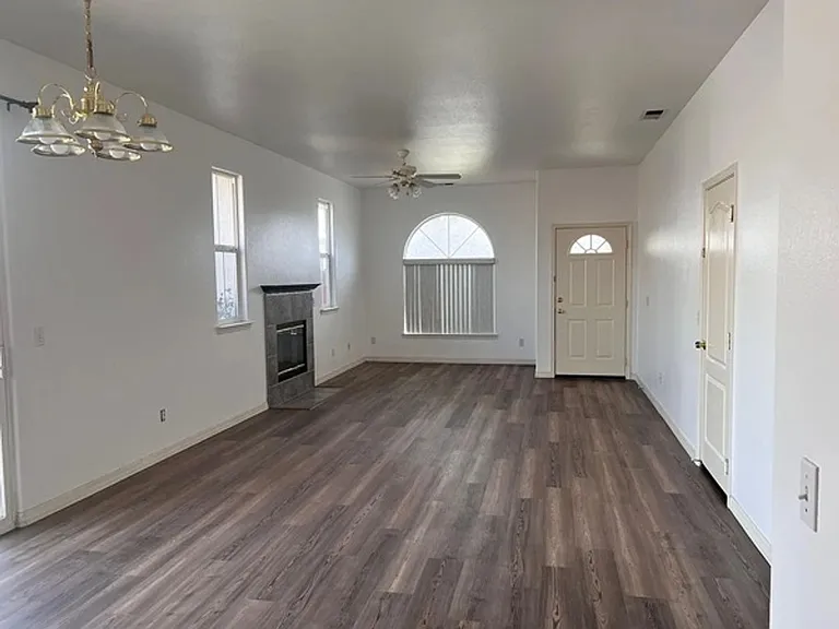 932 Calle Cynthia — Photo 4