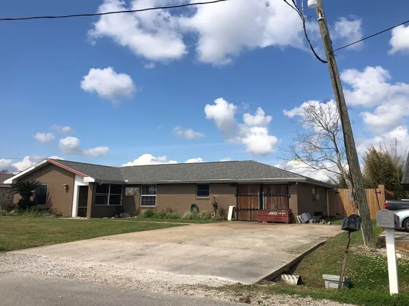108 Country Village Dr, Raceland, LA 70394