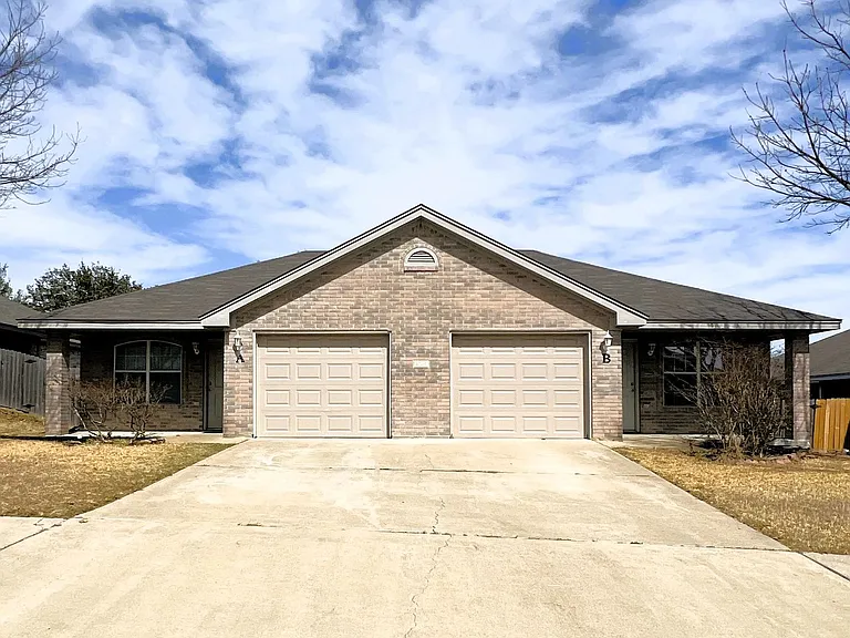 4705 John David Dr — Photo 1