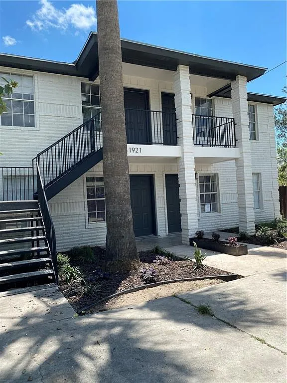 2 bed, 1.0 bath, 3020 sqft, $950 — Photo 1