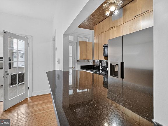 2nd image of 206 Cromwell Ter NE