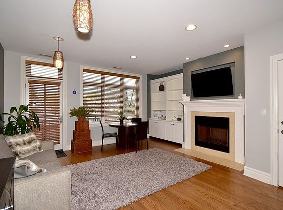 2nd image of 6124 N Broadway St APT 2W