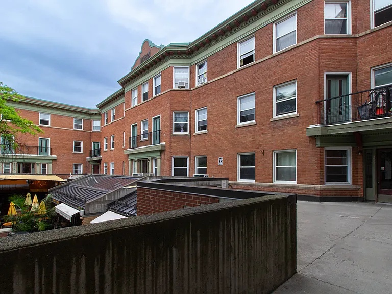 351 Elgin St #B — Photo 1