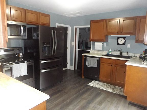 2nd image of 1436 Howlett St