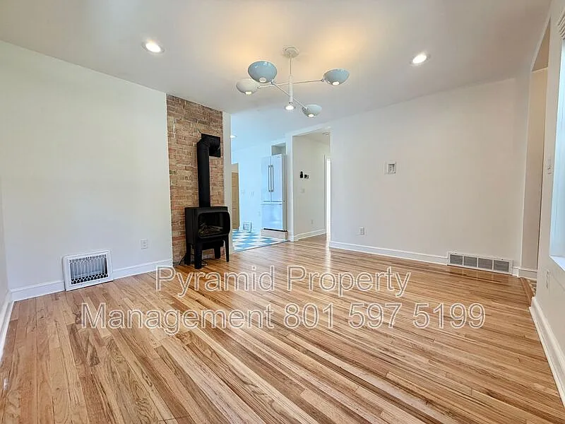 4 bed, 2.0 bath, 1486 sqft, $2,600 — Photo 3