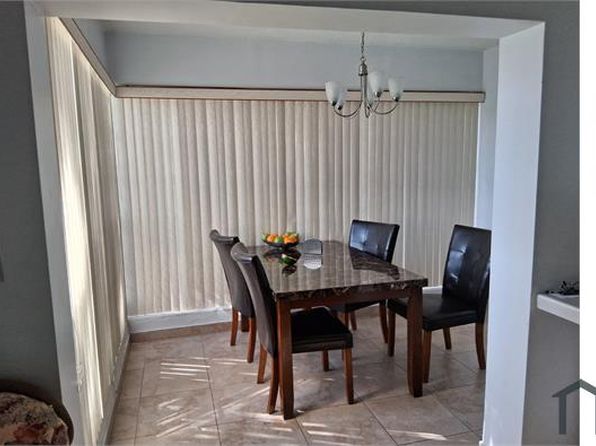 300 NE 191st St APT 211