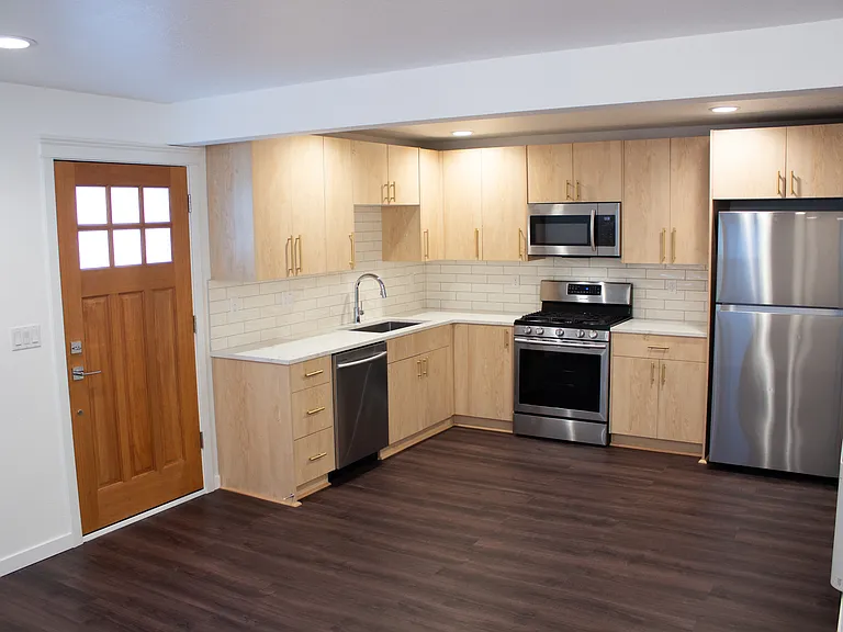 8038 SE Hawthorne Blvd #B — Photo 2
