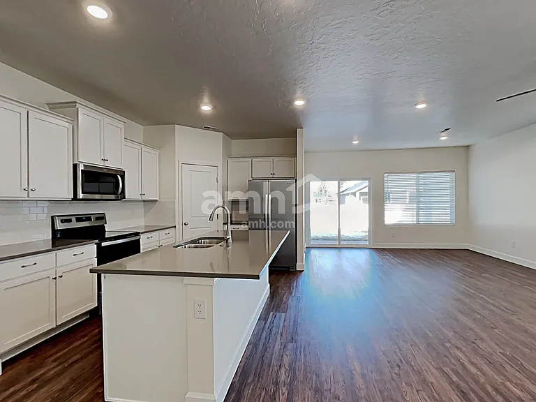 5064 Bellevue St — Photo 6