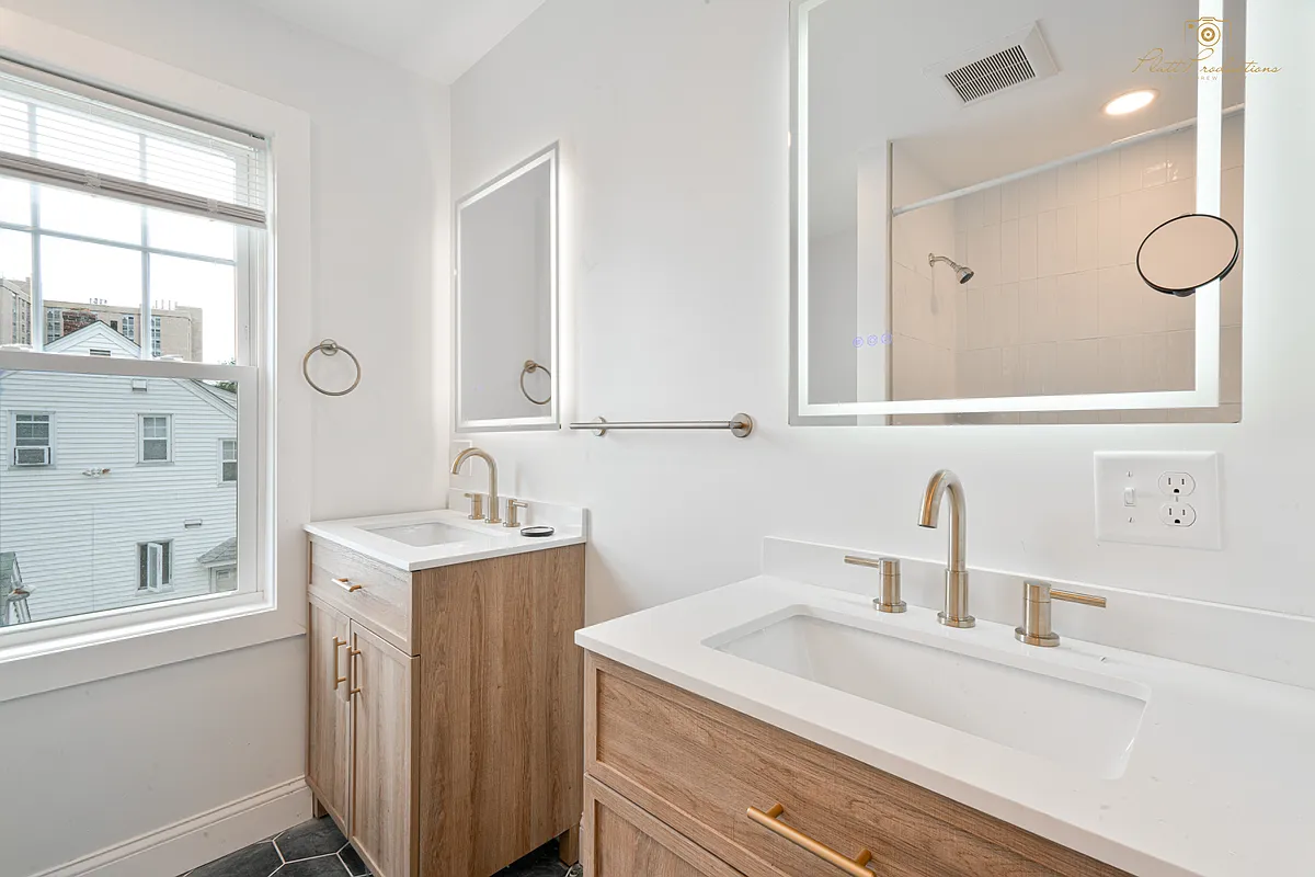 Building Photo - 9 Colwell St #1